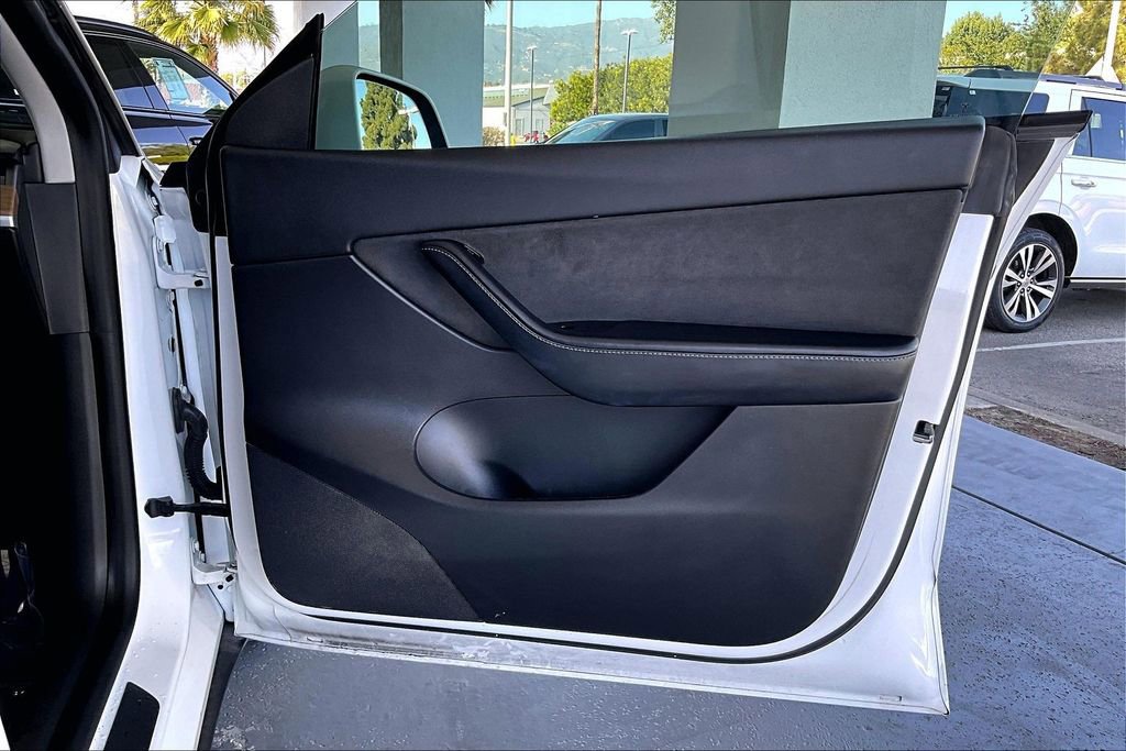 Used 2021 Tesla Model Y Long Range image 28