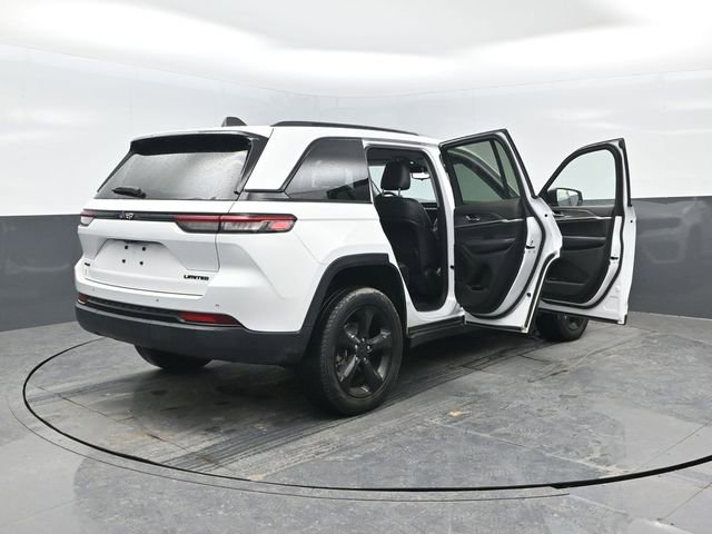 Used 2023 Jeep Grand Cherokee Limited w/ Black Appearance Package image 30