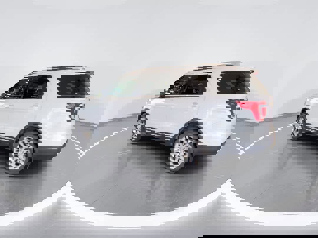 Used 2016 Ford Explorer XLT w/ Equipment Group 202A image 6