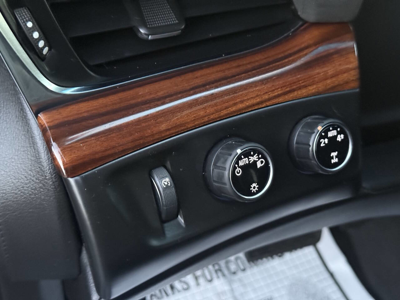 Used 2015 Cadillac Escalade Luxury image 25