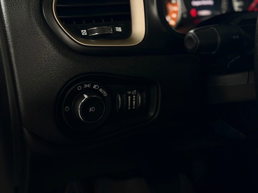 Used 2015 Jeep Renegade Latitude w/ Popular Equipment Group FWD image 40