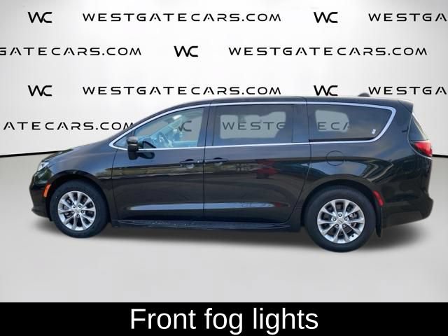 Used 2023 Chrysler Pacifica Touring-L AWD/4WD image 4