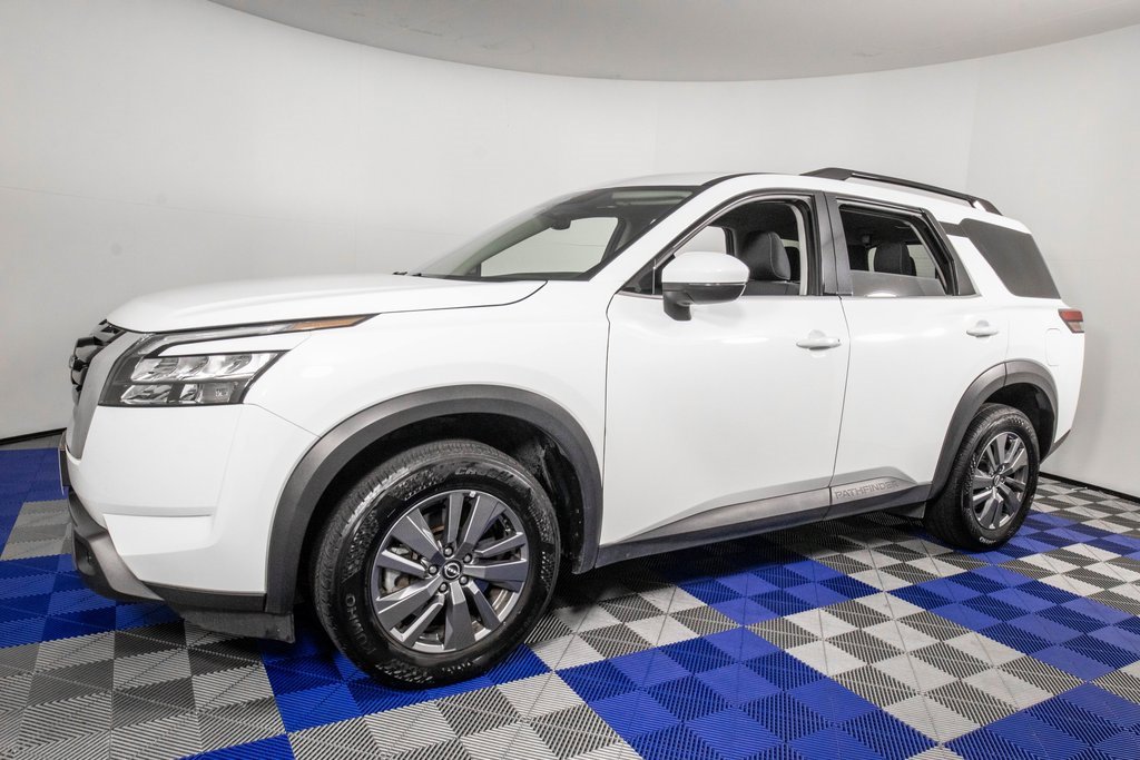 Used 2025 Nissan Pathfinder SV image 1