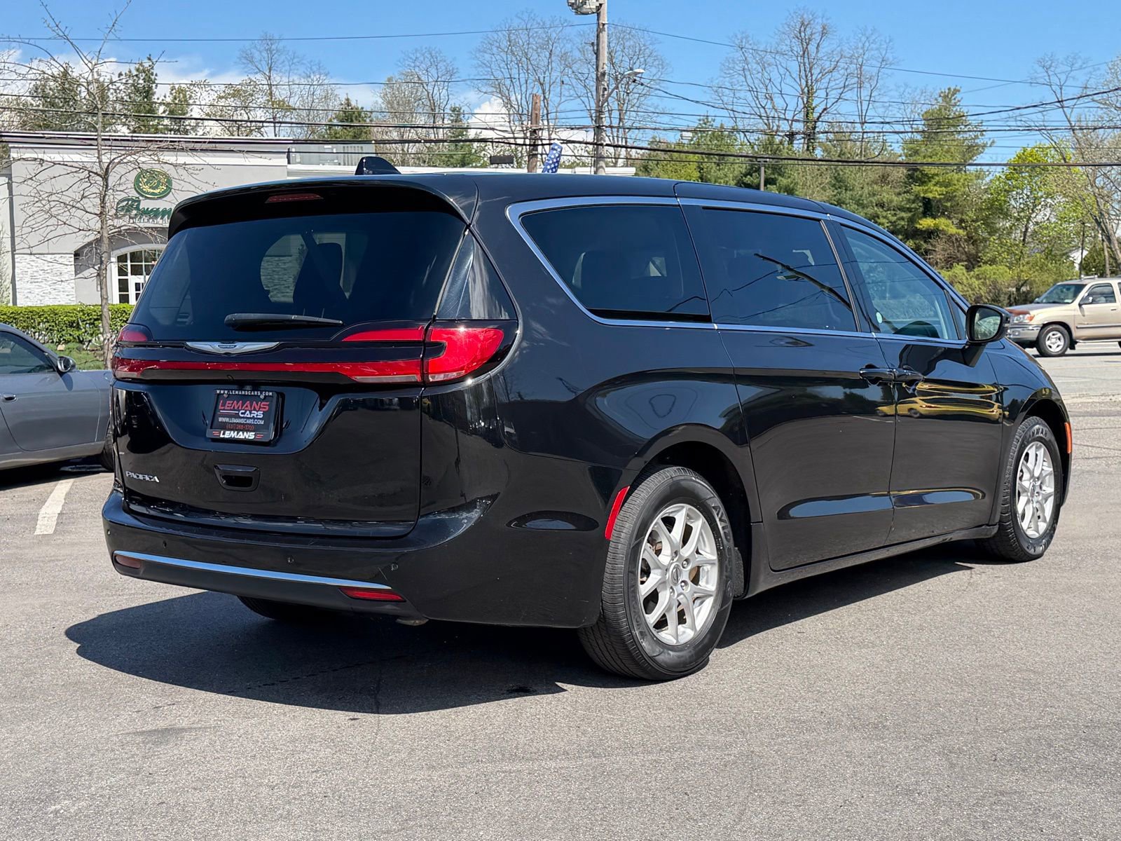 Used 2023 Chrysler Pacifica Touring-L image 6