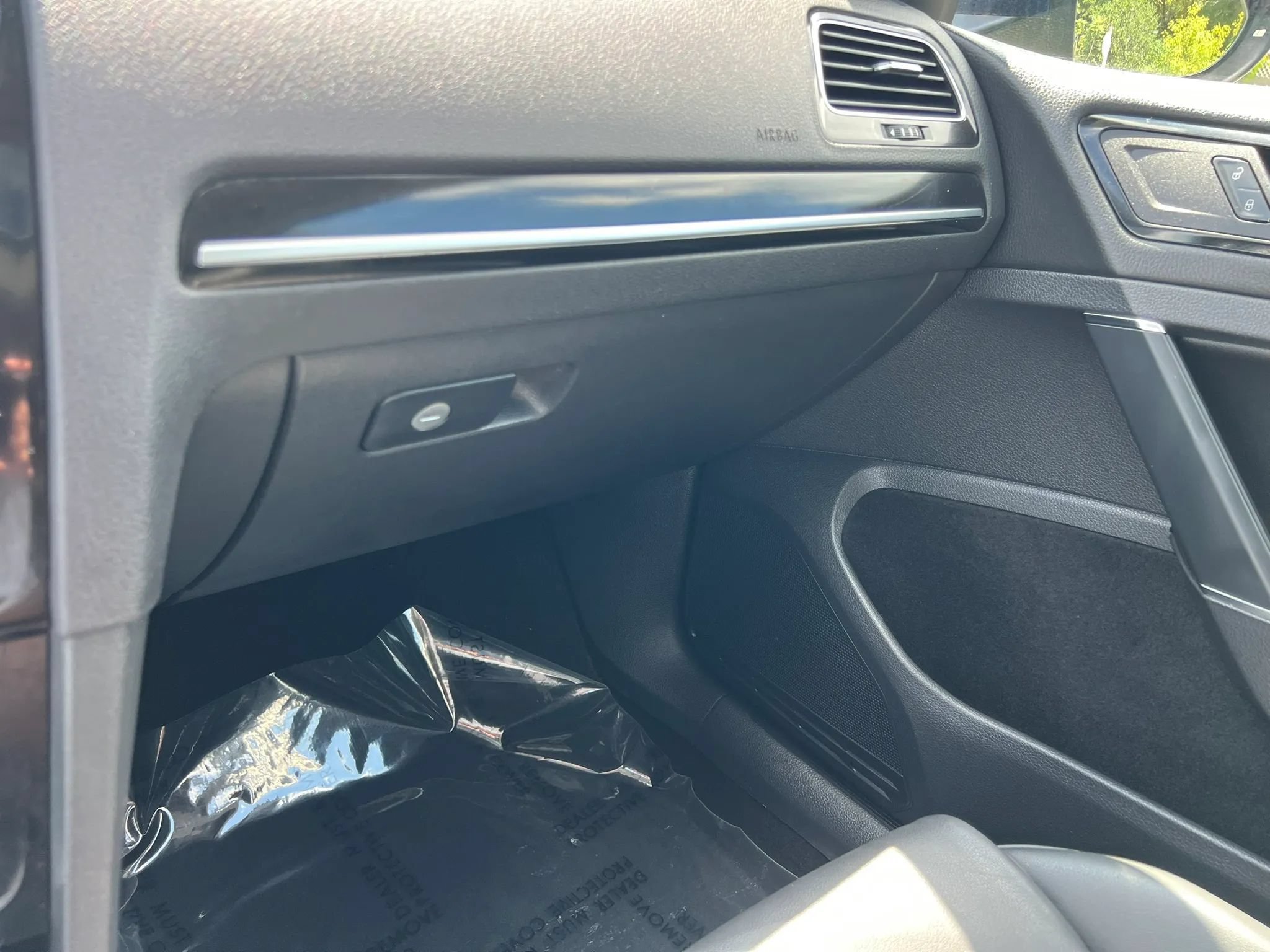 Used 2015 Volkswagen Golf 4-Door FWD image 28