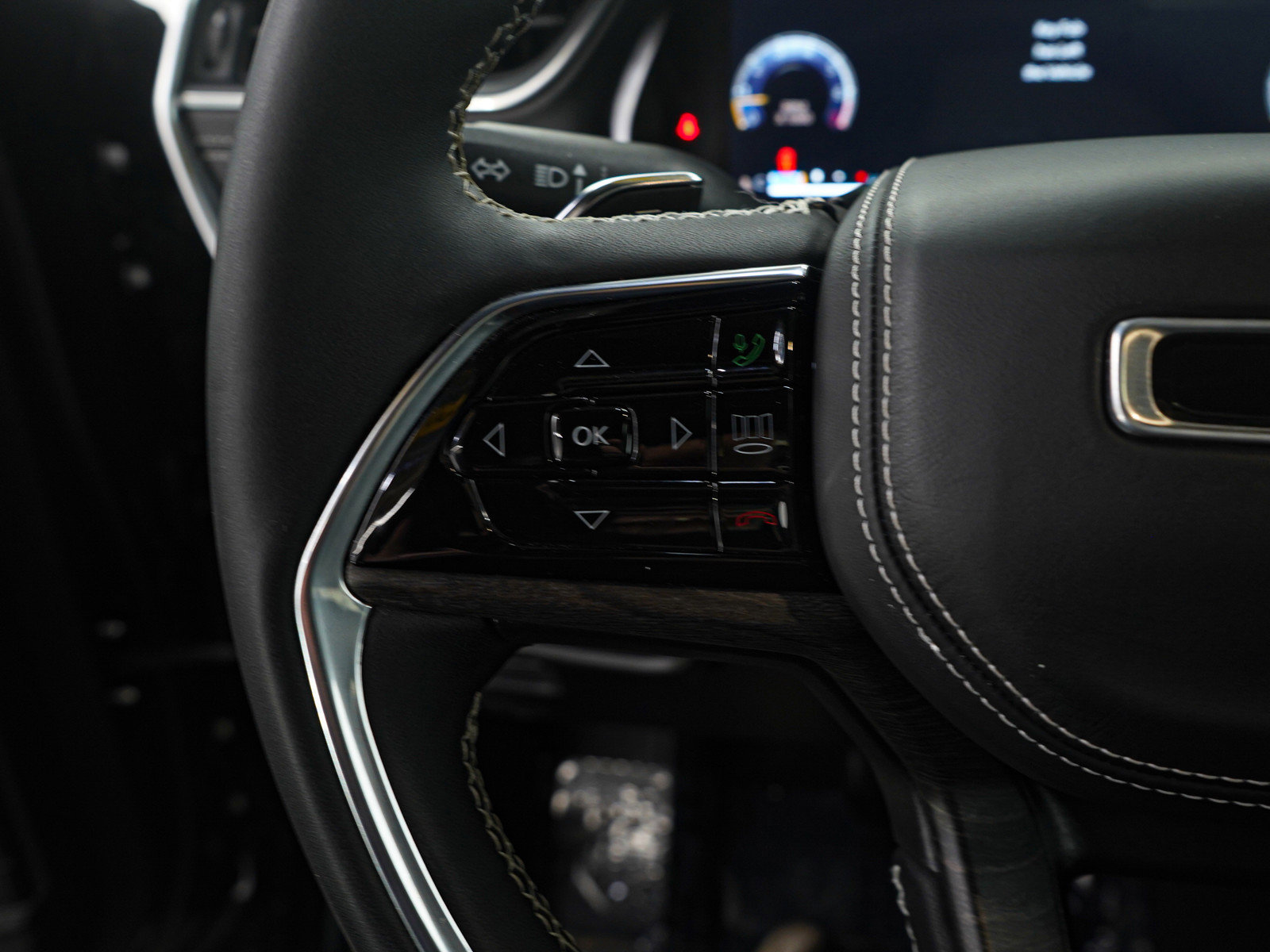 Used 2023 Jeep Grand Cherokee Overland w/ Luxury Tech Group IV image 20