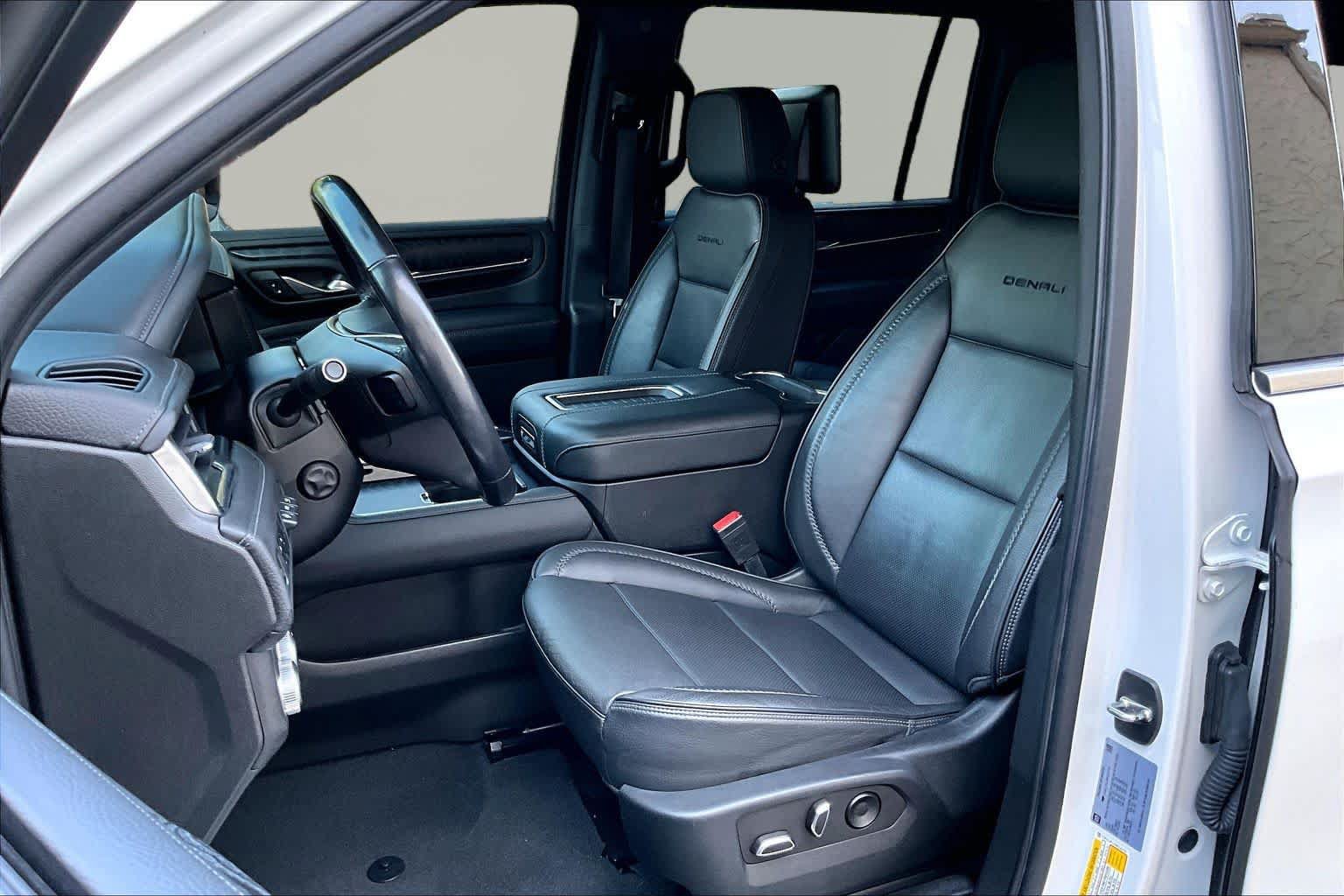 Used 2022 GMC Yukon XL Denali w/ Denali Premium Package RWD image 8