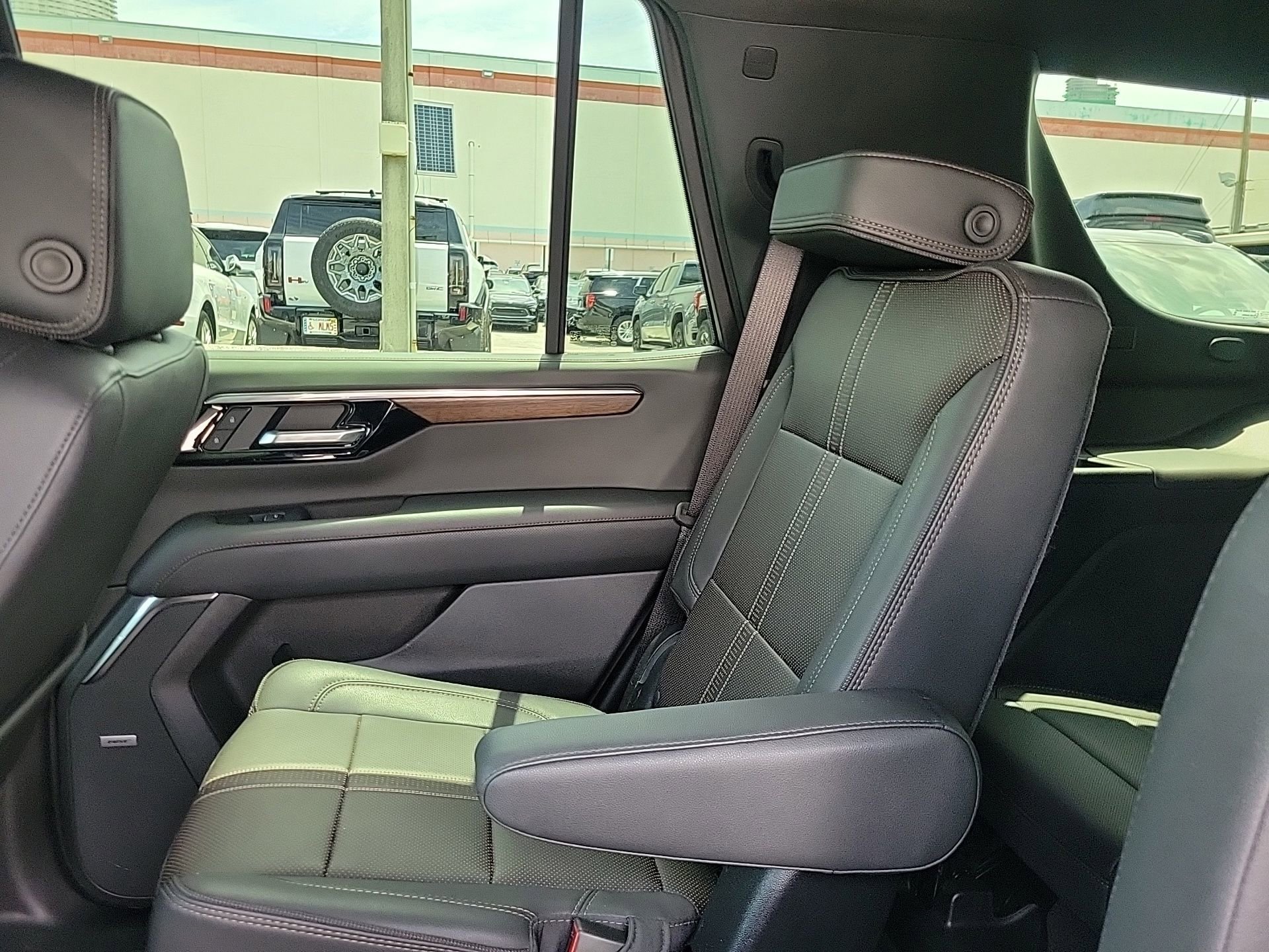 Used 2025 Chevrolet Tahoe High Country RWD image 19