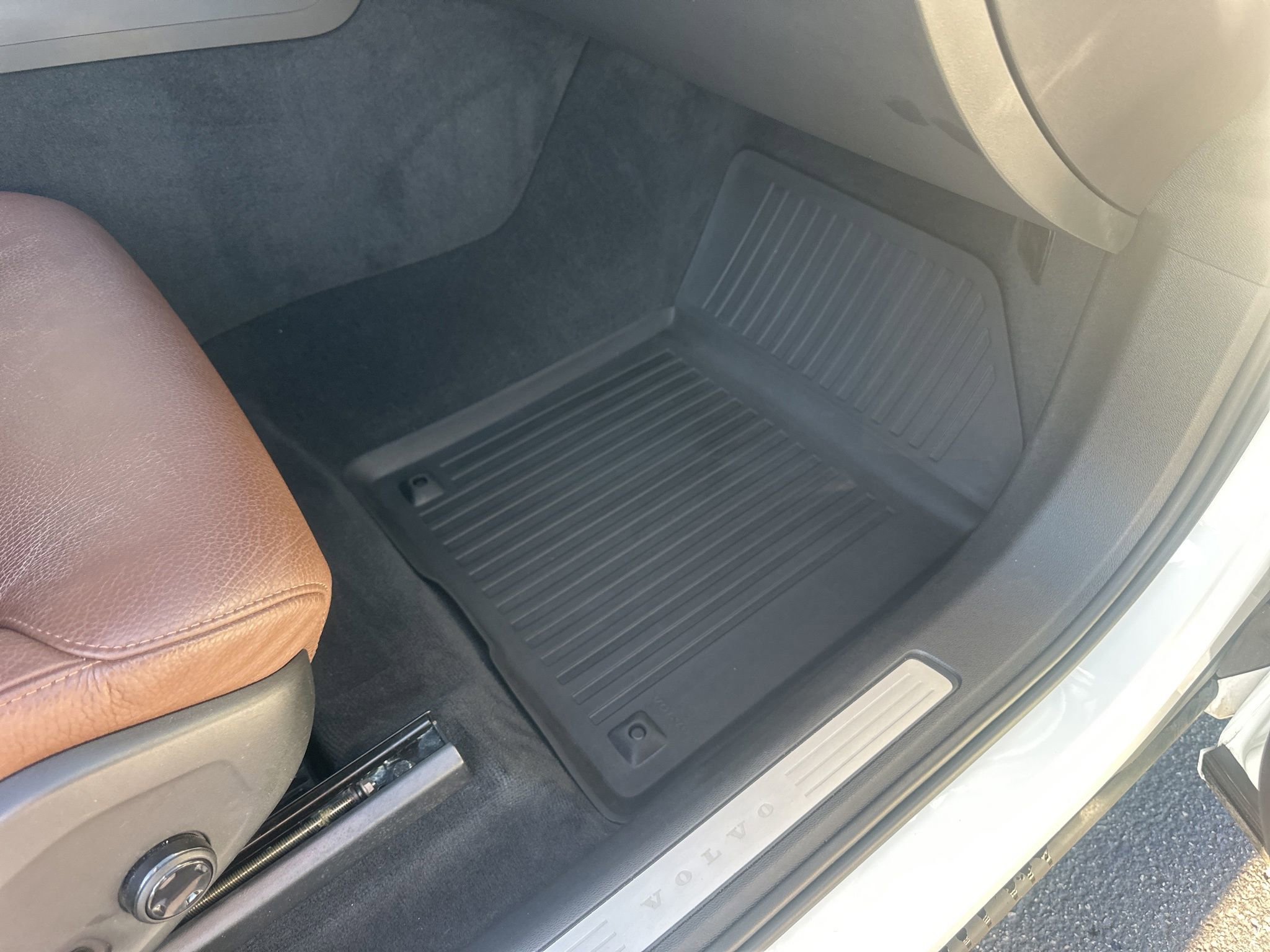 Used 2018 Volvo XC60 T5 Momentum w/ Convenience Package image 12