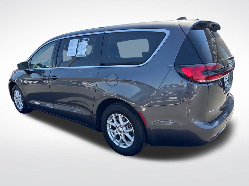 Used 2023 Chrysler Pacifica Touring-L FWD image 3