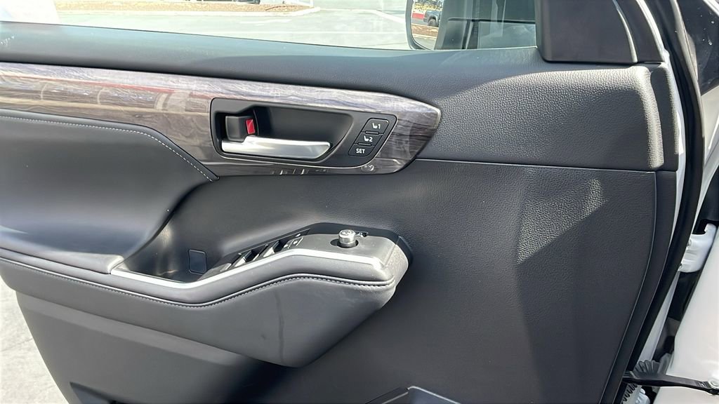 Used 2024 Toyota Highlander Limited image 29