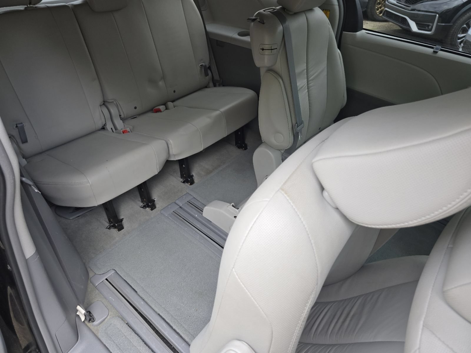 Used 2012 Toyota Sienna XLE w/ Premium Pkg FWD image 21
