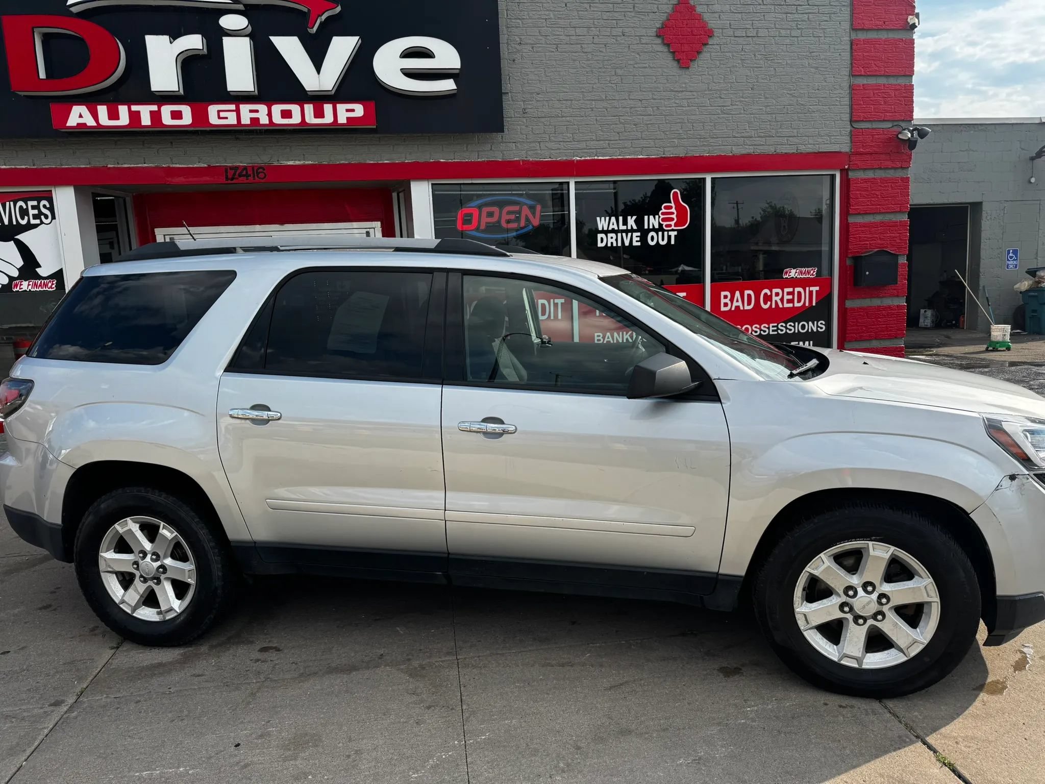 Used 2014 GMC Acadia SLE AWD/4WD image 2