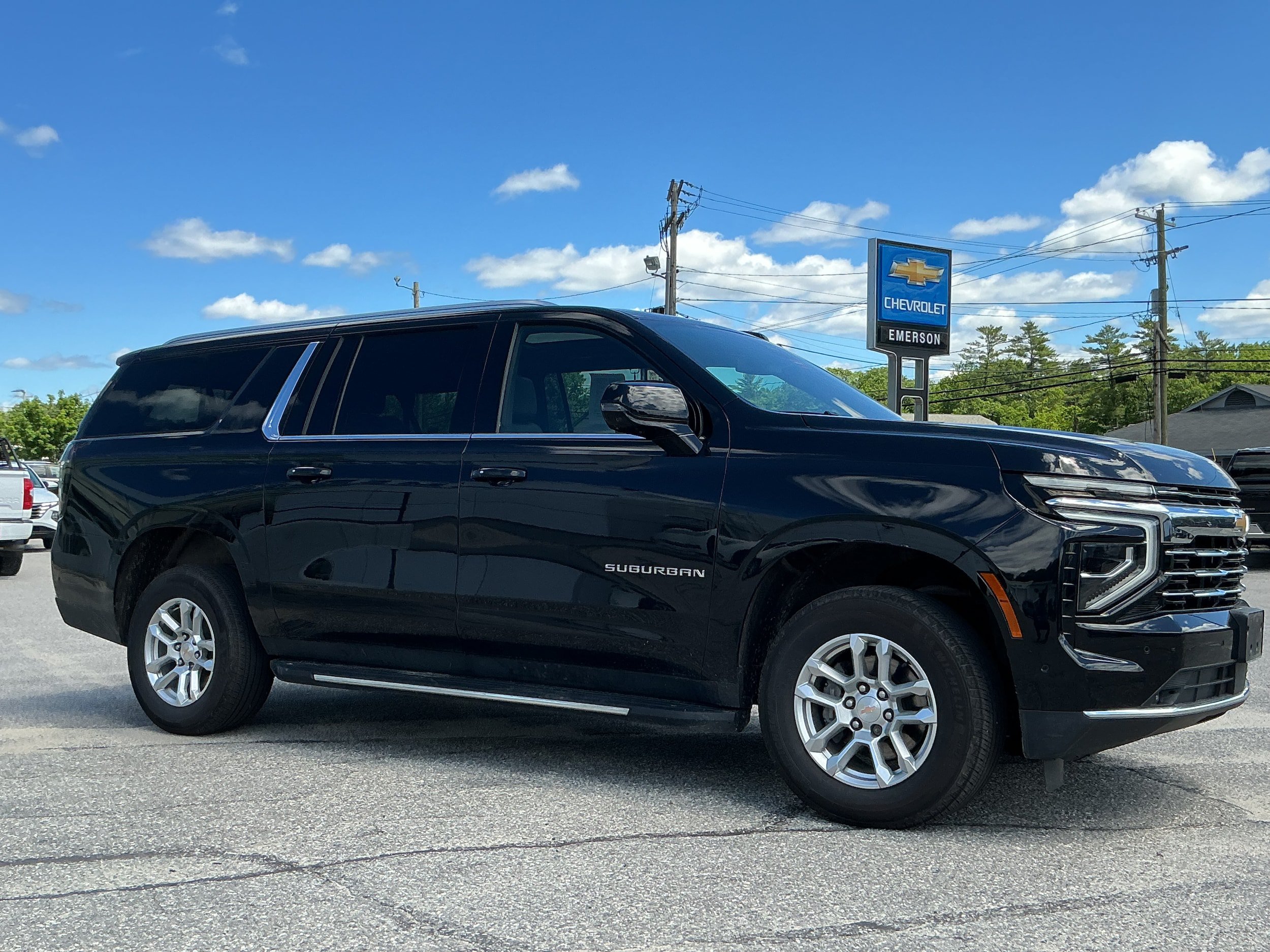 Certified 2025 Chevrolet Suburban LT w/ Comfort Package AWD/4WD image 4