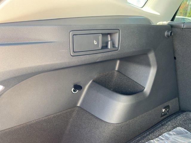 New 2025 Volkswagen Tiguan SE image 60