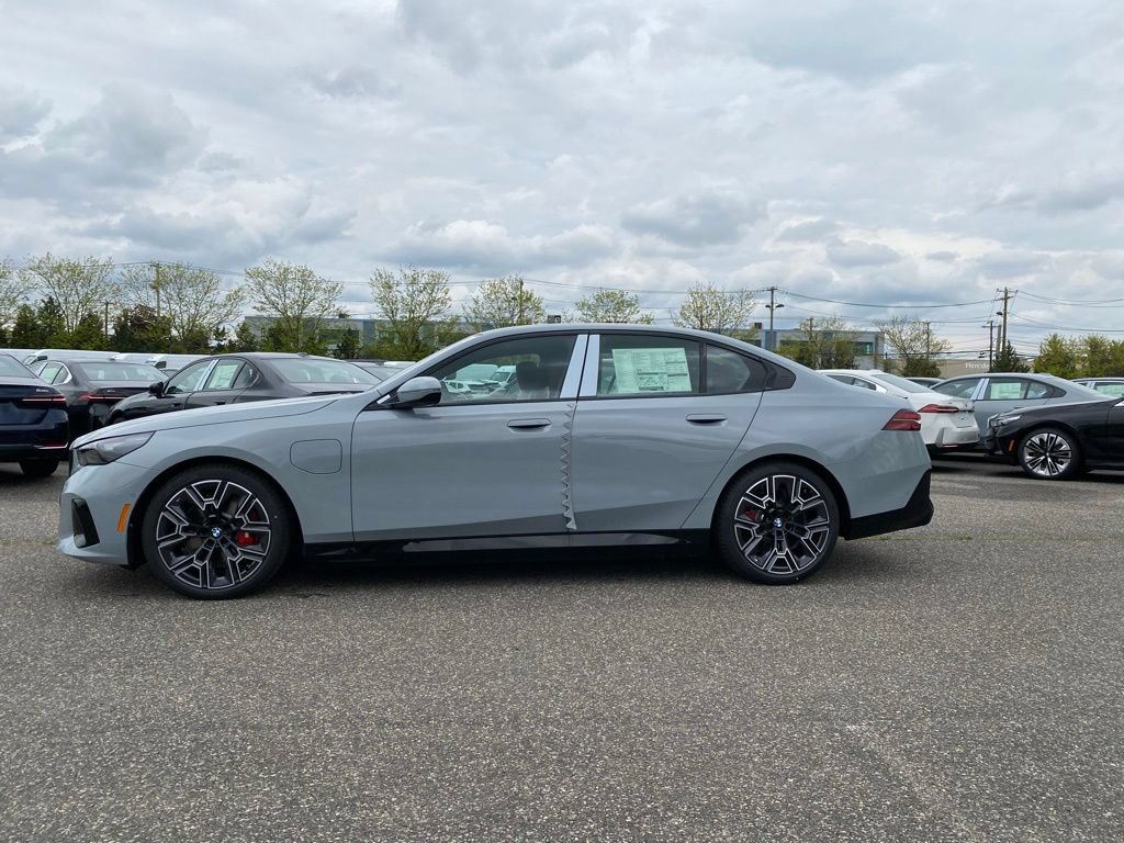 New 2027 BMW 550e xDrive AWD/4WD image 4