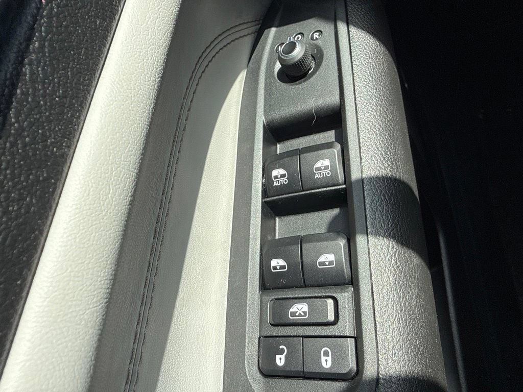 Used 2025 Jeep Compass Limited w/ Sun & Sound Group AWD/4WD image 14