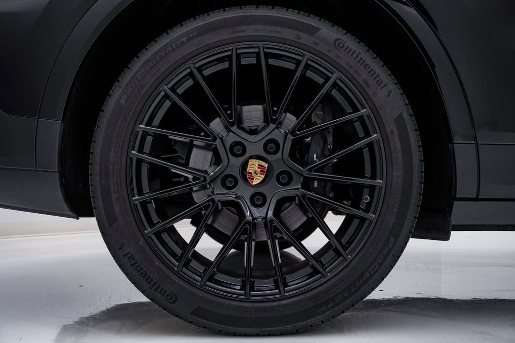 Certified 2023 Porsche Cayenne Platinum Edition image 10