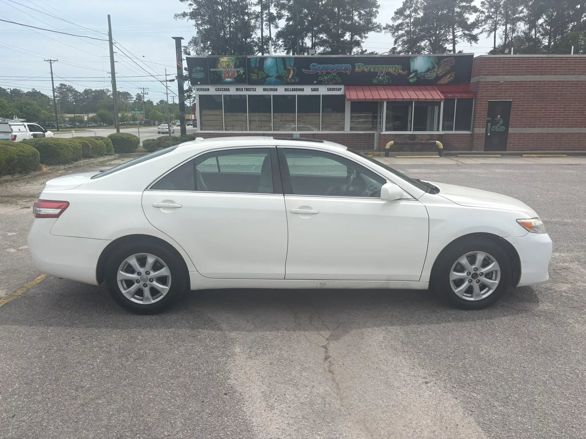 Used 2011 Toyota Camry LE w/ LE Extra-Value Pkg image 4