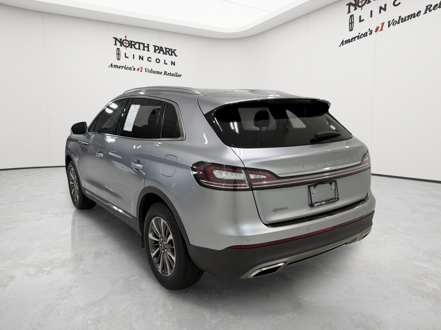 Used 2023 Lincoln Nautilus FWD w/ Premium Package image 3