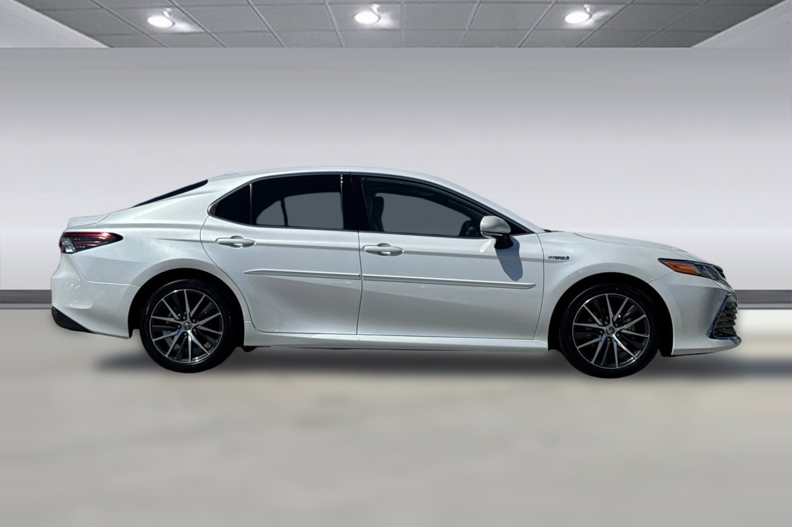 Used 2021 Toyota Camry XLE w/ Navigation Upgrade Package FWD image 2