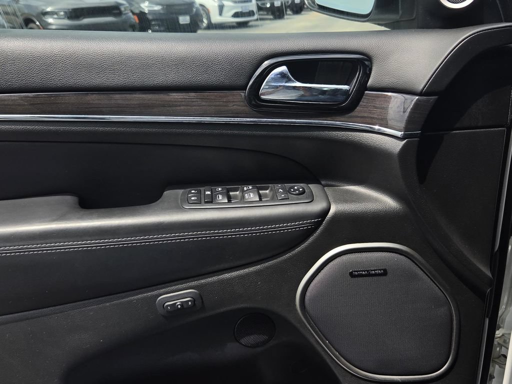 Used 2019 Jeep Grand Cherokee Overland AWD/4WD image 28