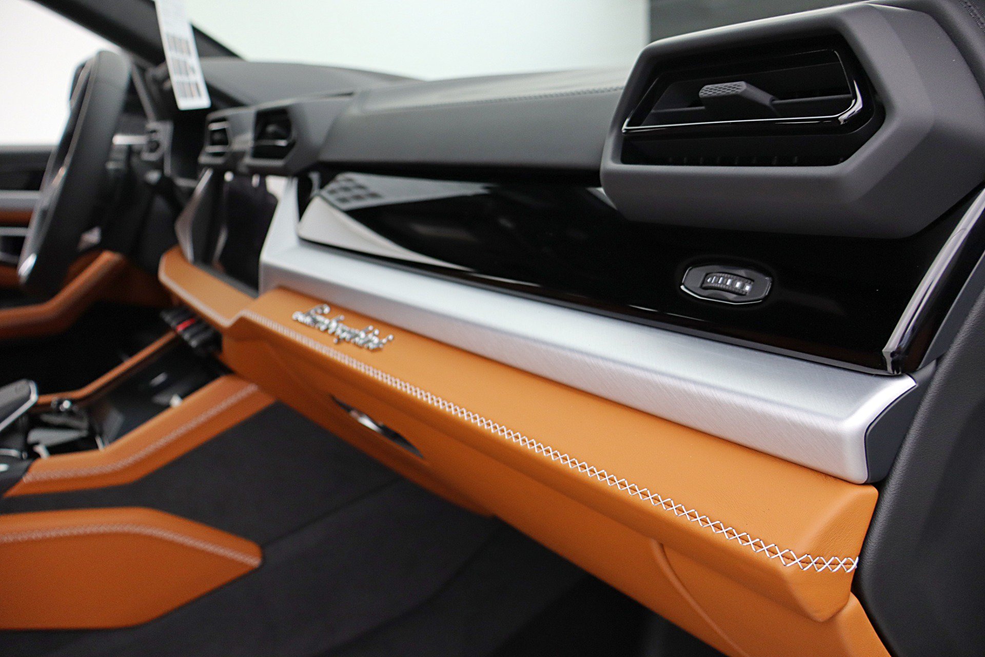 Used 2026 Lamborghini Urus SE AWD/4WD image 38