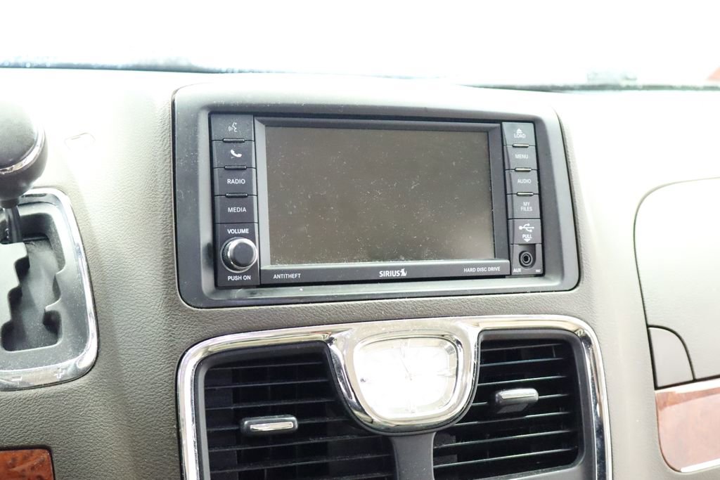 Used 2014 Chrysler Town & Country Touring FWD image 28