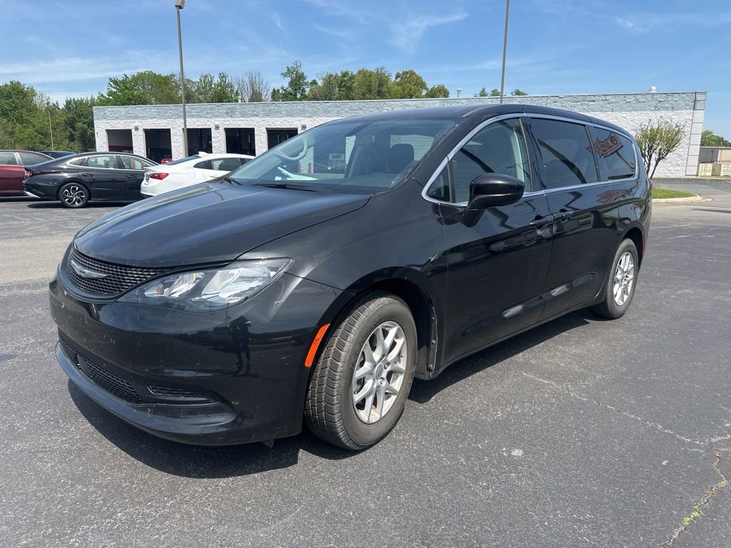 Used 2022 Chrysler Voyager LX image 12