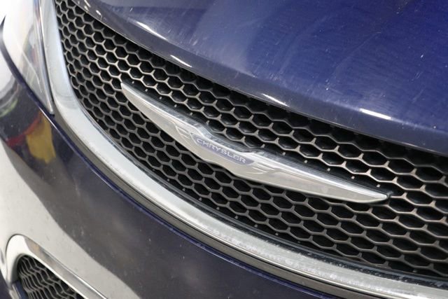 Used 2017 Chrysler Pacifica Touring-L FWD image 9