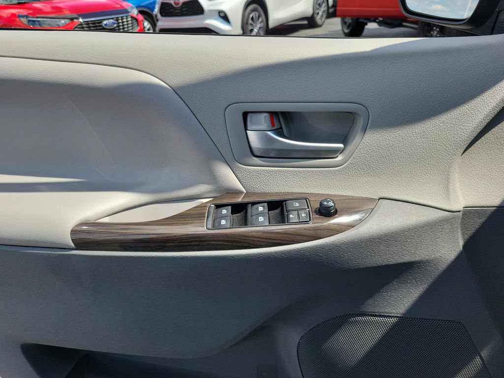 Used 2019 Toyota Sienna XLE w/ XLE Navigation Package FWD image 20