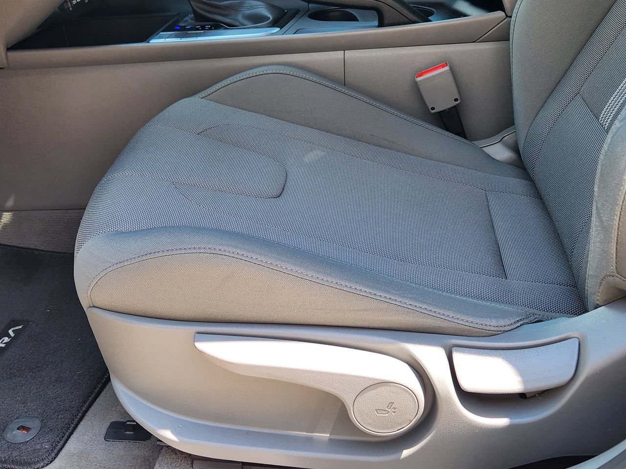 Certified 2025 Hyundai Elantra SE FWD image 23