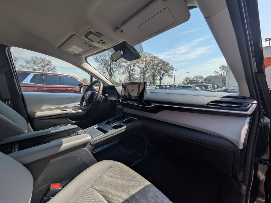 Used 2025 Toyota Sienna LE image 30