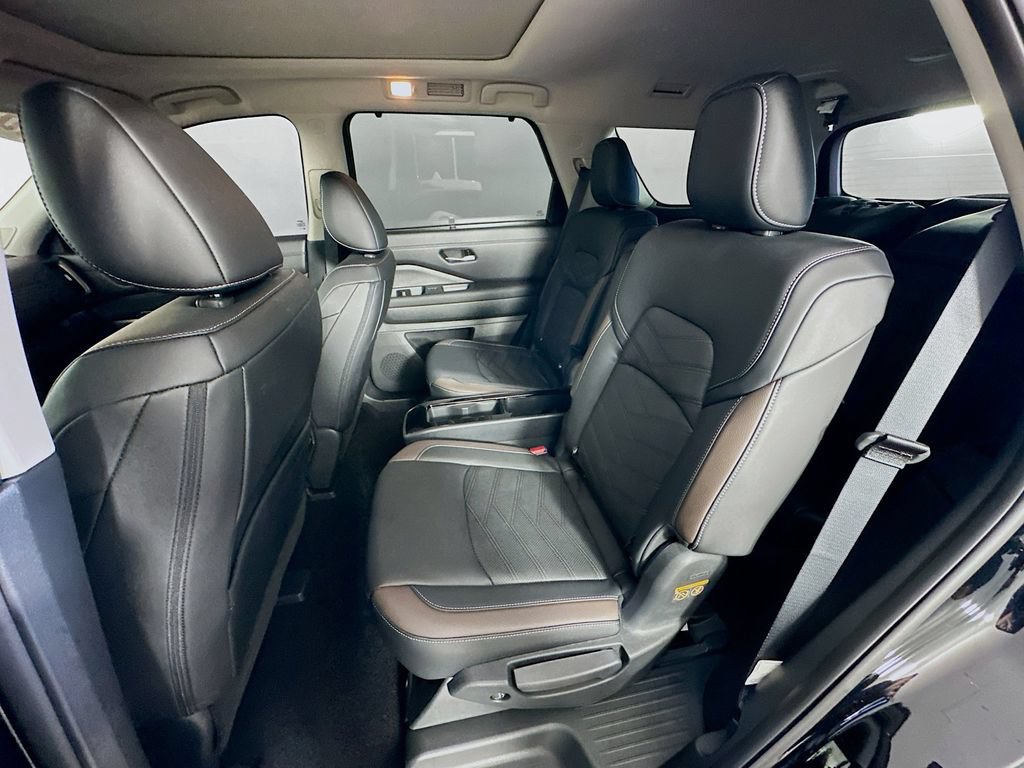 Certified 2025 Nissan Pathfinder Platinum AWD/4WD image 35