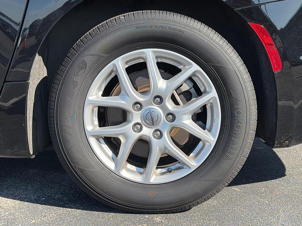 Used 2025 Chrysler Pacifica Select FWD image 9