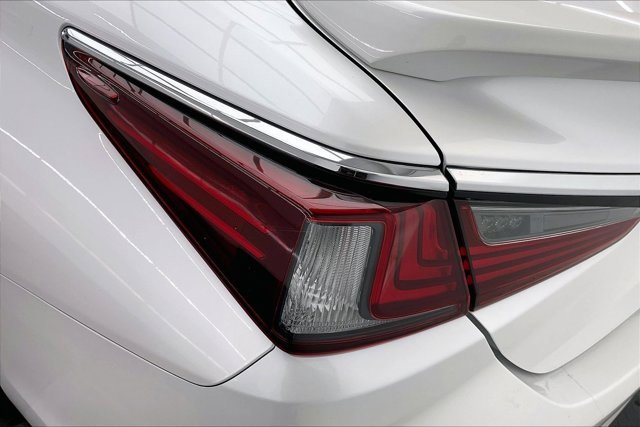 Used 2025 Lexus ES 300h w/ Premium Package image 30