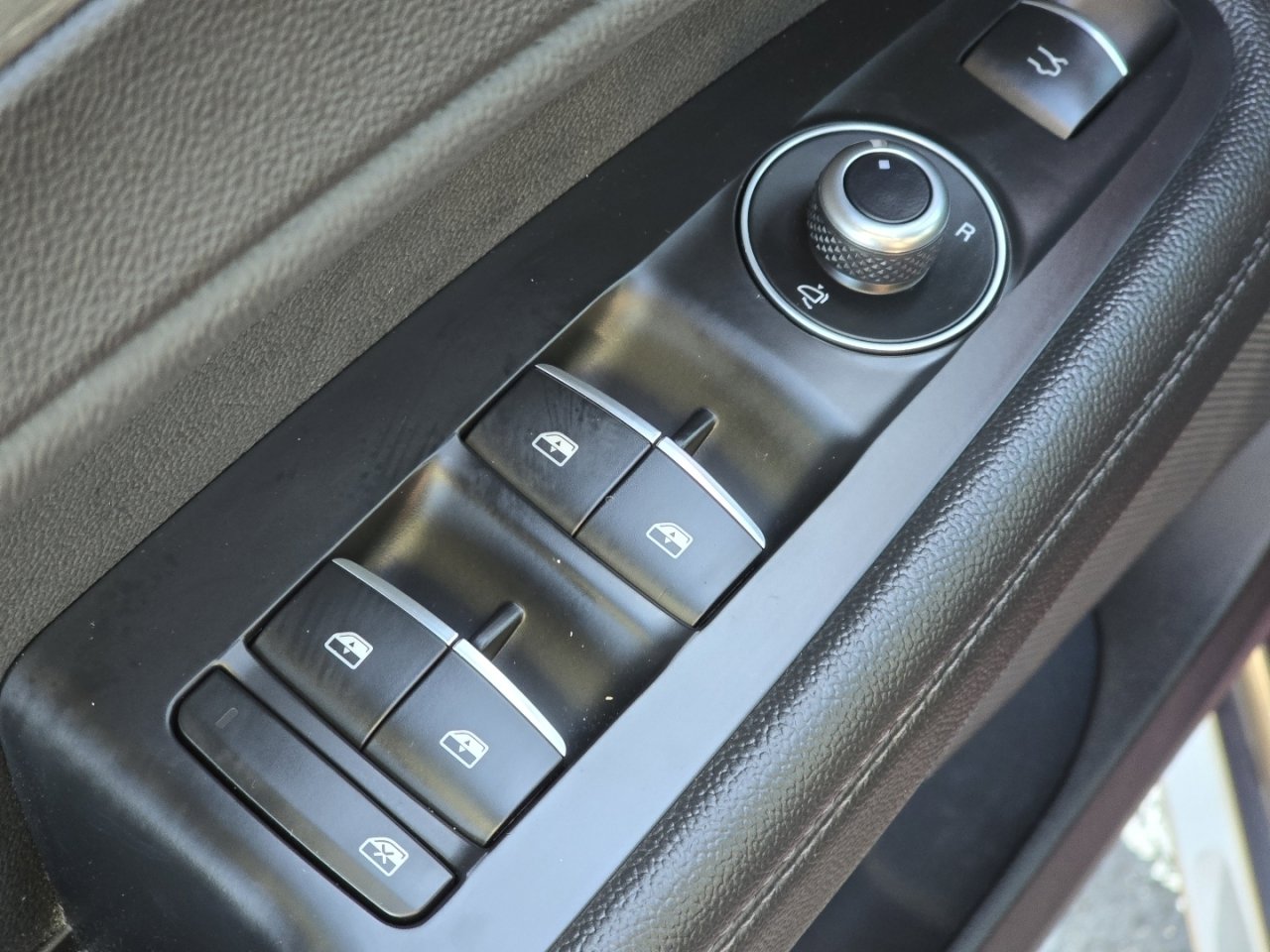 Used 2022 Alfa Romeo Stelvio Ti w/ Active Assist Plus Package image 27