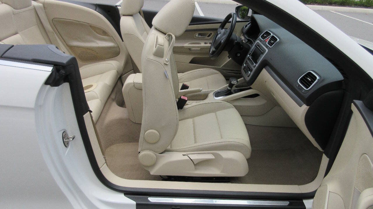 Used 2011 Volkswagen Eos Komfort FWD image 18