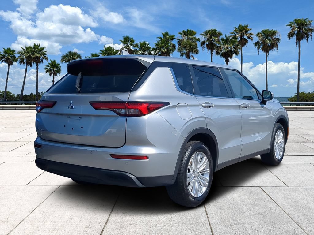 Used 2024 Mitsubishi Outlander ES FWD image 4