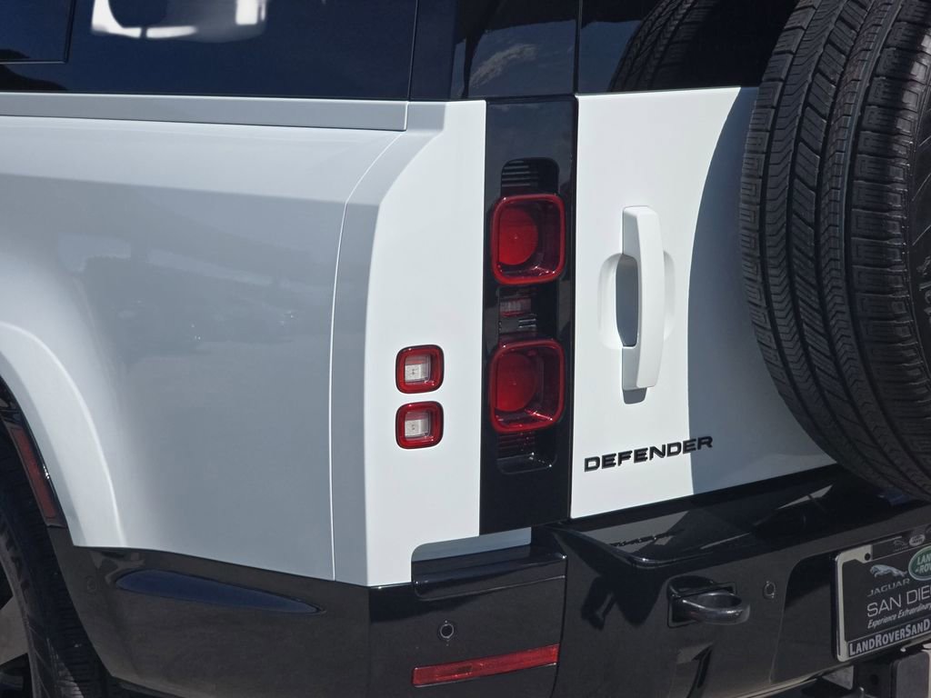 Used 2025 Land Rover Defender 130 X-Dynamic SE image 36