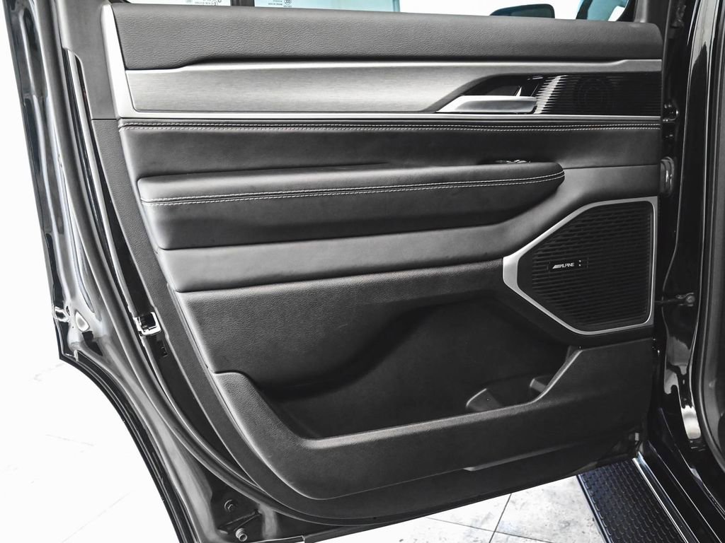 Used 2025 Jeep Wagoneer 4WD image 12