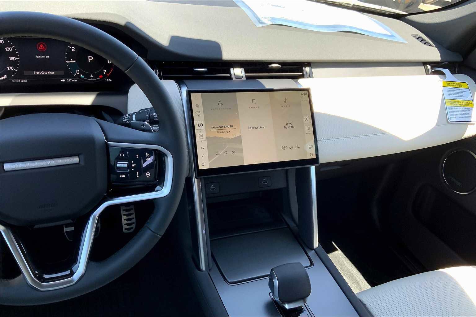 Used 2025 Land Rover Discovery Sport Dynamic SE image 6