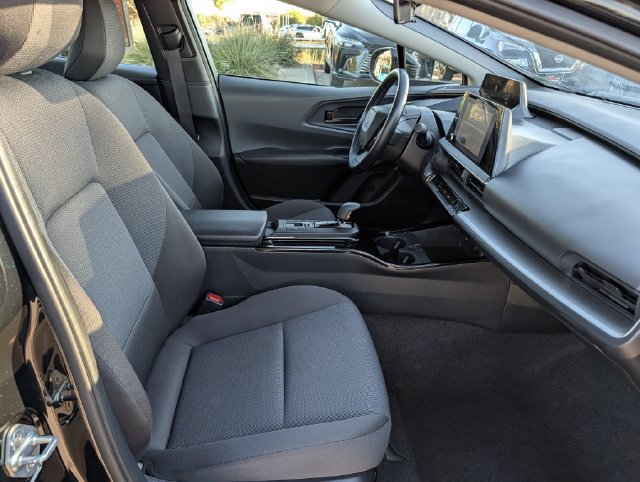 Used 2025 Toyota Prius LE FWD image 30