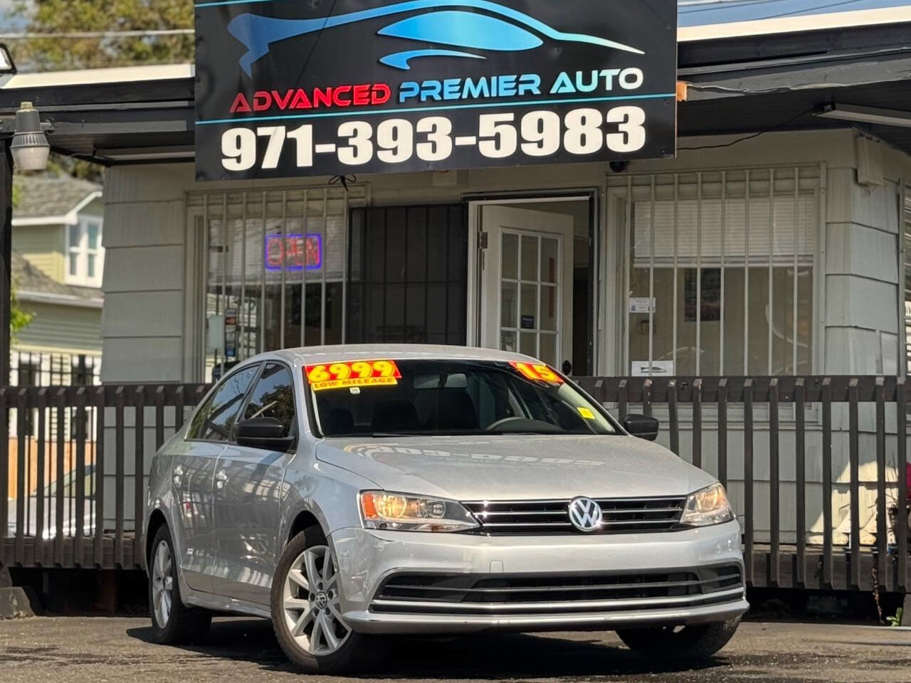 Used 2015 Volkswagen Jetta SE FWD image 1