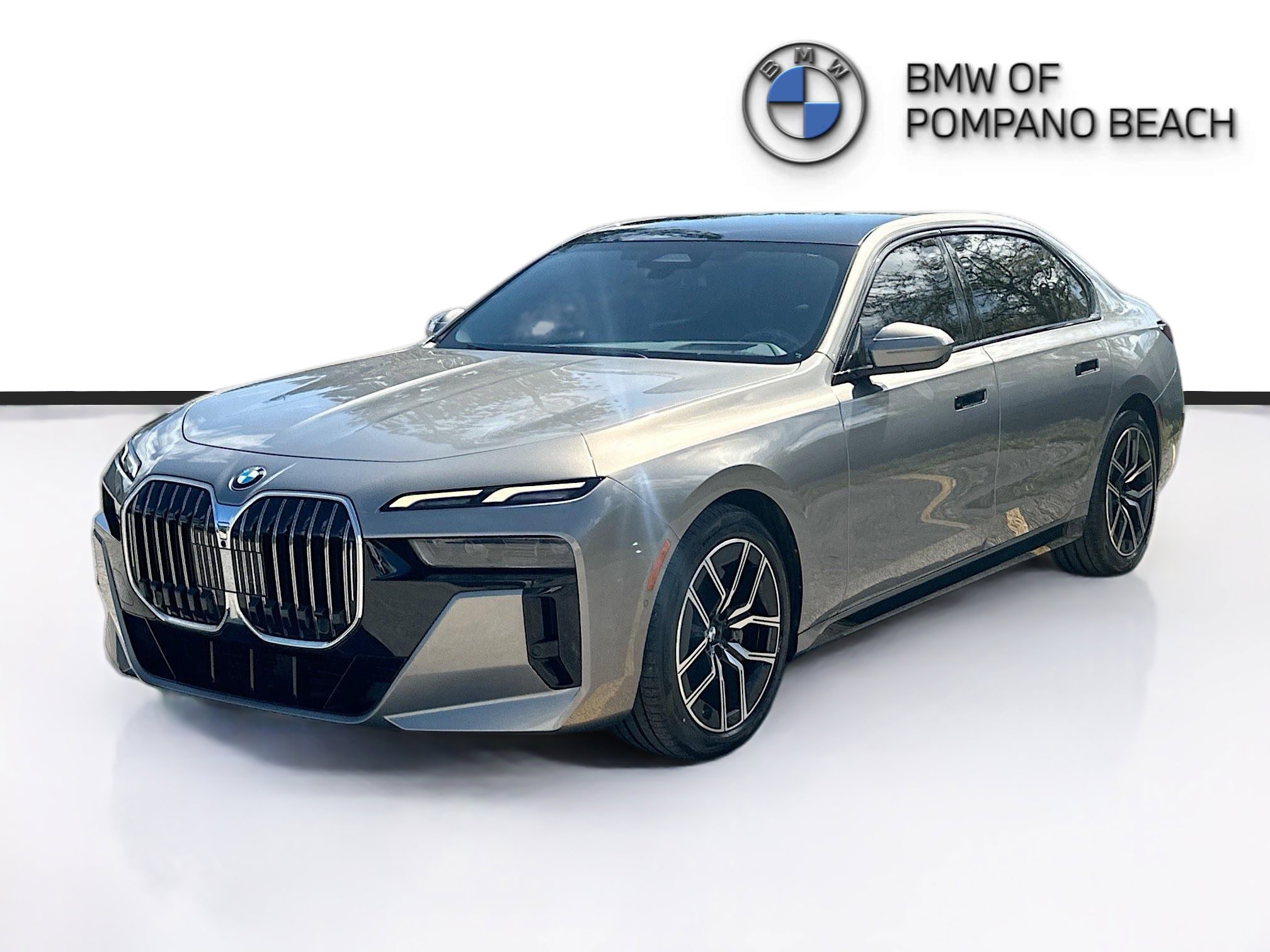 Used 2023 BMW 740i w/ Parking Assistance Package RWD image 3