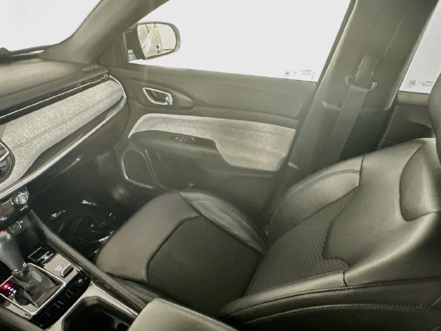 Used 2024 Jeep Compass Latitude AWD/4WD image 22