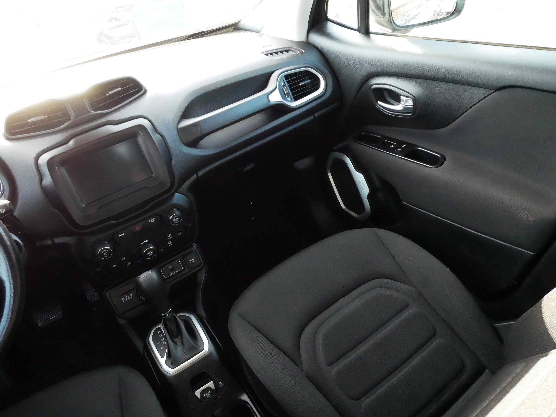 Used 2018 Jeep Renegade Latitude w/ Cold Weather Group image 11