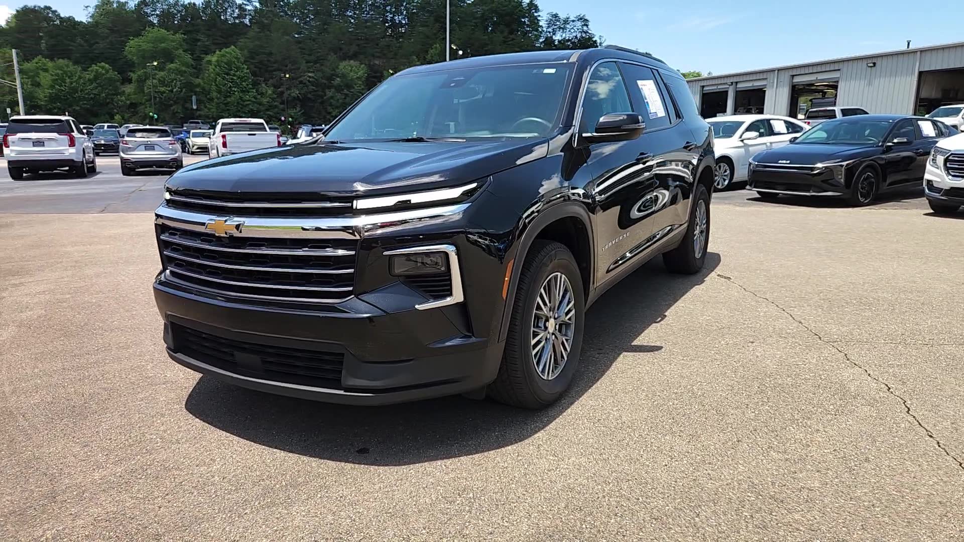 Used 2025 Chevrolet Traverse LT FWD image 2
