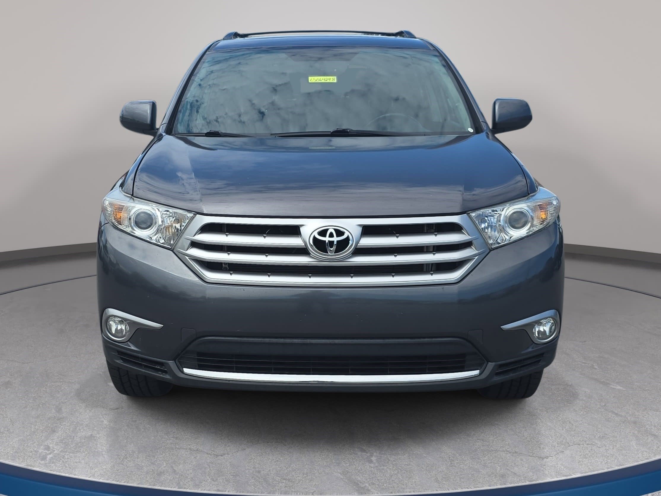 Used 2012 Toyota Highlander SE w/ Tow Pkg FWD image 2