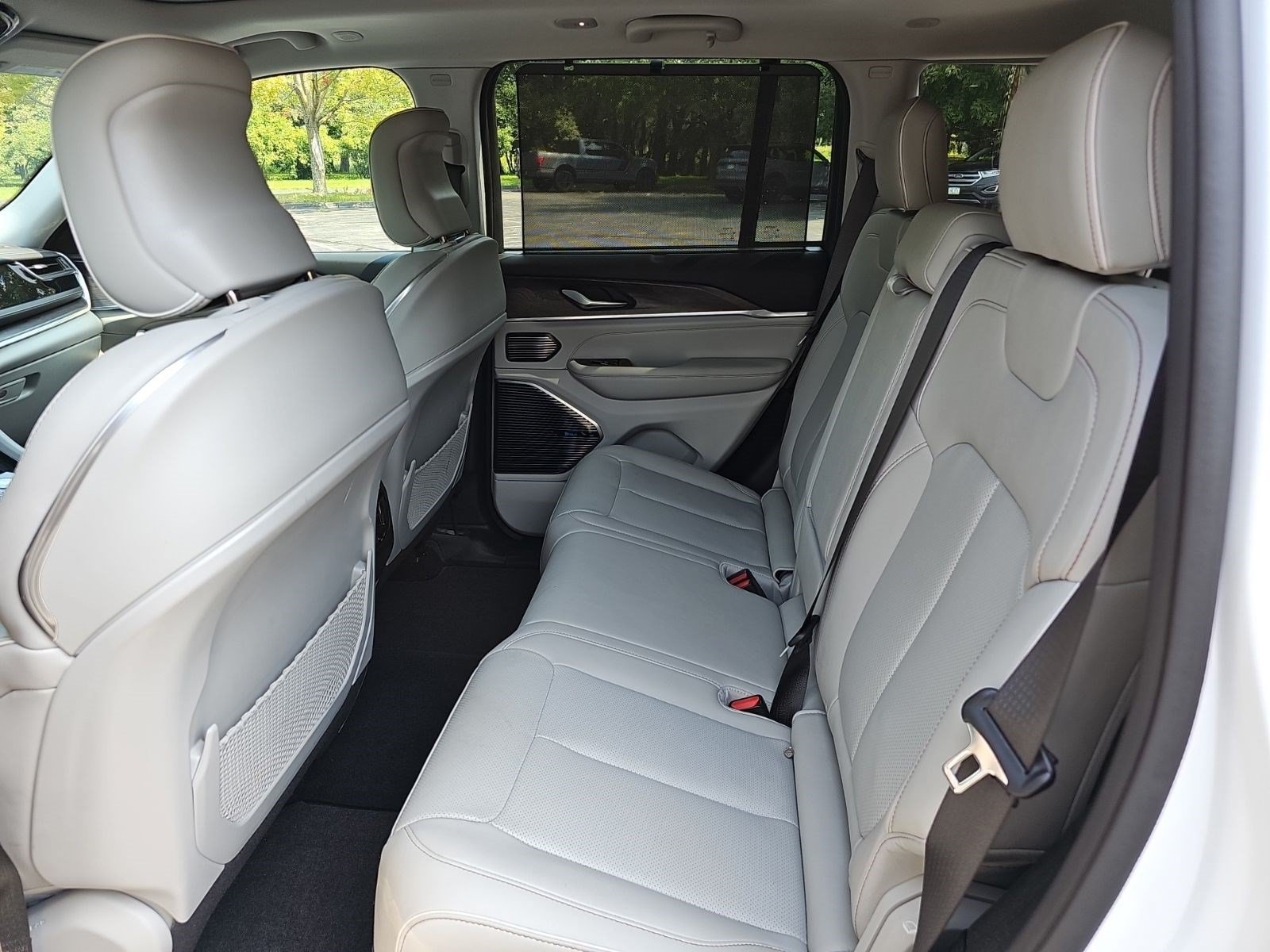 Used 2023 Jeep Grand Cherokee Overland w/ Adv Protech Group III AWD/4WD image 18